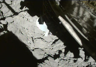 The exact moment when Hayabusa2 sits on Ryugu.